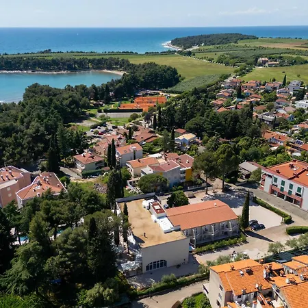 Emaus Hotel 3*